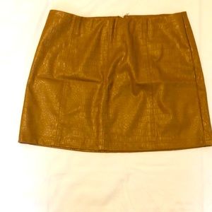 Versona, Mini Skirt, Carmel Brown Color, Size Large, 100% Polyester.
